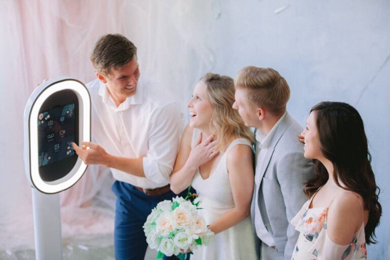 How to avoid mistakes when hiring a wedding photo booth?